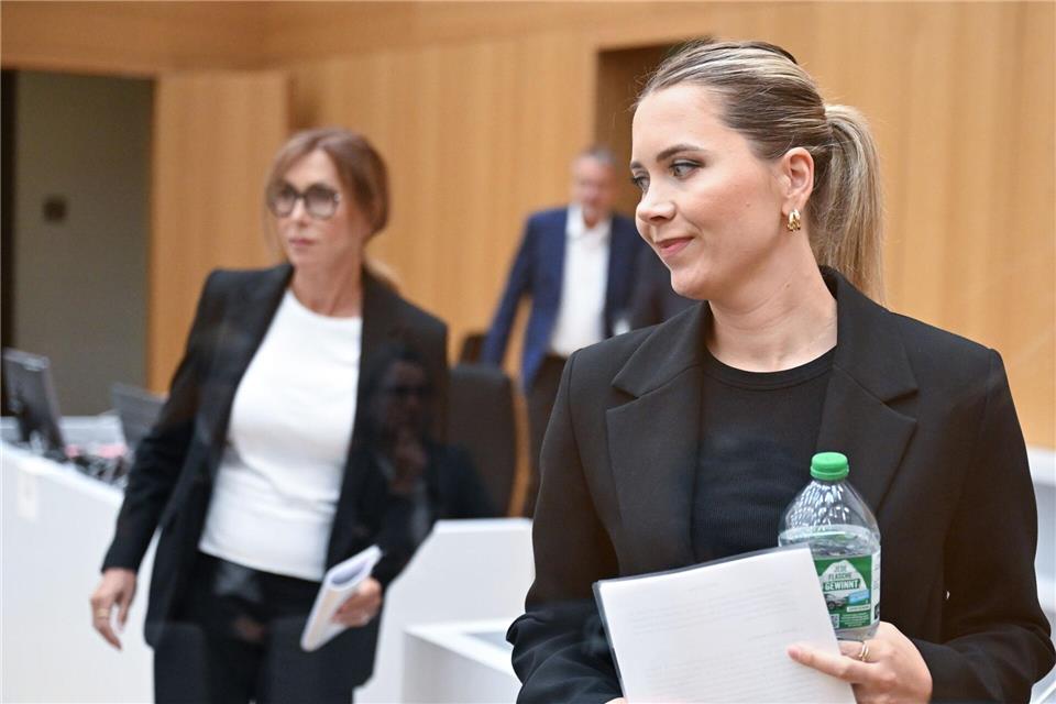Die Mutter Petra Laur und die Schwester Eve Laur (rechts) des getöteten Polizisten Rouven Laur saßen als Nebenkläger an zahlreichen Verhandlungstagen im Prozessgebäude in Stuttgart-Stammheim. (Archivbild)Bernd Weißbrod/dpa