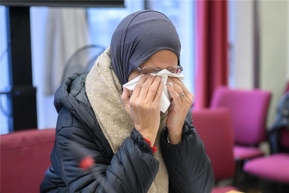 Die Mutter der getöteten 26-Jährigen weinte im Gerichtssaal.Julian Stratenschulte/dpa