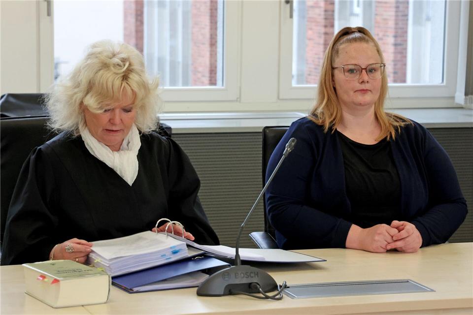 Die Mutter des ermordeten Achtjährigen (r) zeigte sich erneut gefasst im Prozess.Bernd Wüstneck/dpa