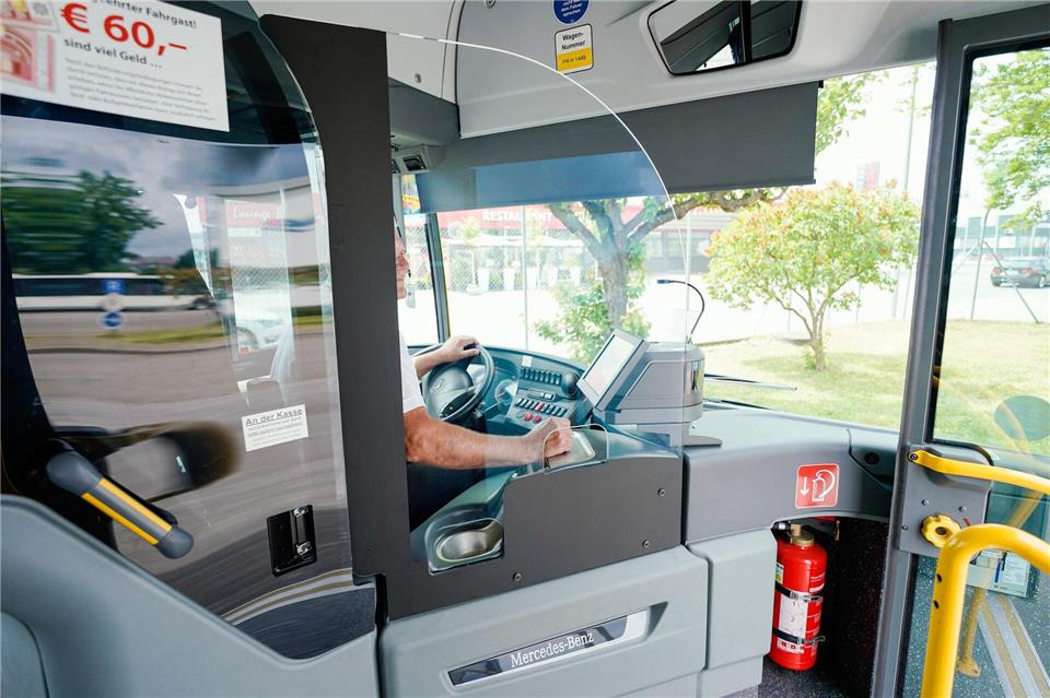 Die Mutter soll den Busfahrer so heftig angegangen sein, dass er zu Boden fiel. (Symbolbild) Uwe Anspach/dpa