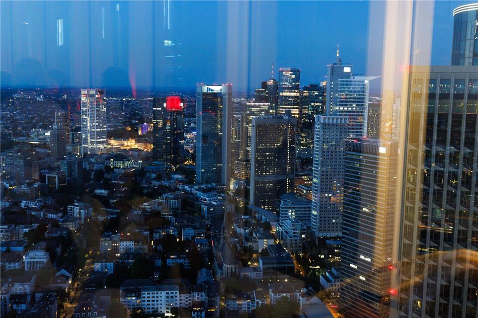 Die „NFT-Skybar“ in Frankfurt mit Platz für 200 Gäste und Blick auf das Hochhauspanorama befindet sich in 185 Metern Höhe.Lando Hass/dpa