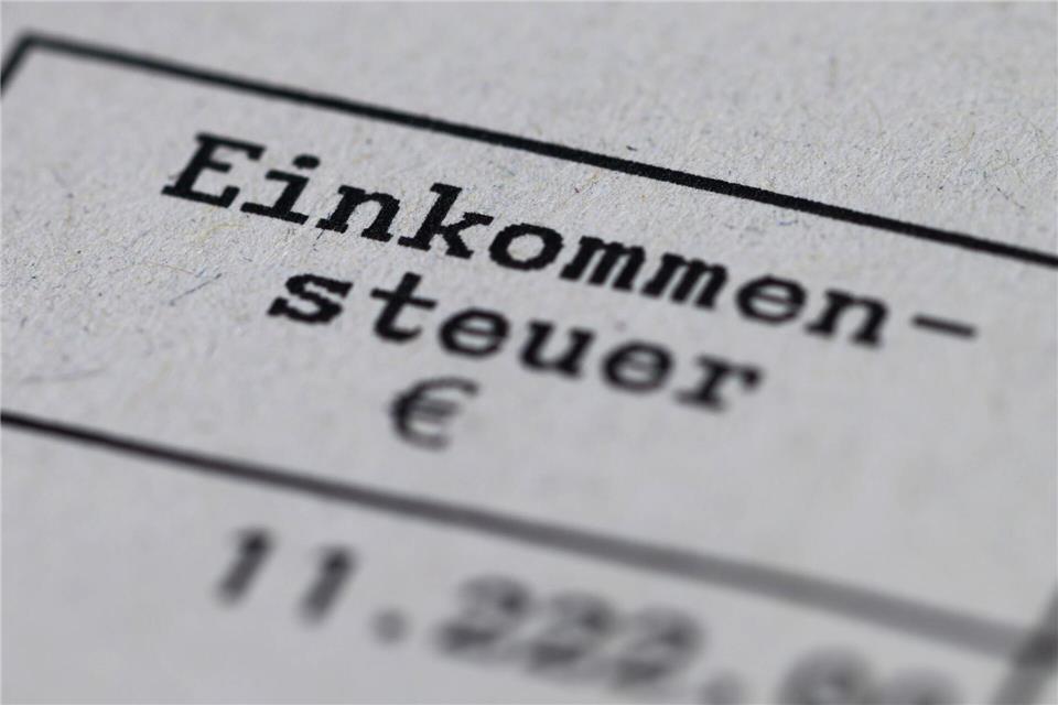 Die NRW-Finanzämter nutzen nun KI zur Bearbeitung von Steuererklärungen. (Illustration)Robert Michael/dpa