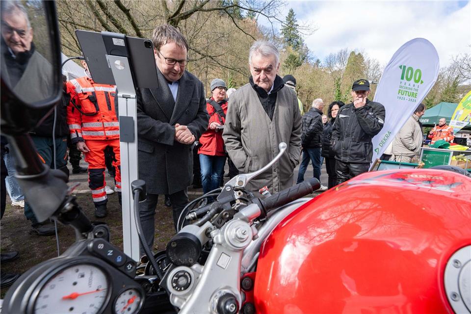 Die NRW-Minister Oliver Krischer (Verkehr) und Herbert Reul (Inneres) - v.l.n.r. - bei einem Termin zur Eröffnung der Motorradsaison.Benjamin Westhoff/dpa