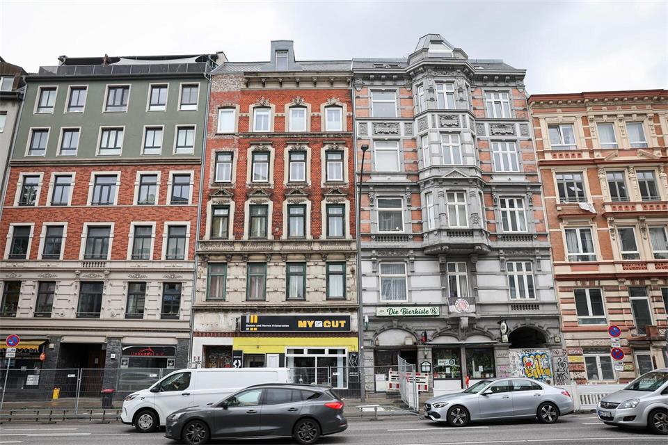 Die Nachbarn des vom Teilabriss betroffenen Hauses in Hamburg-Altona können wieder zurück in ihre Wohnungen. (Archivbild)Christian Charisius/dpa