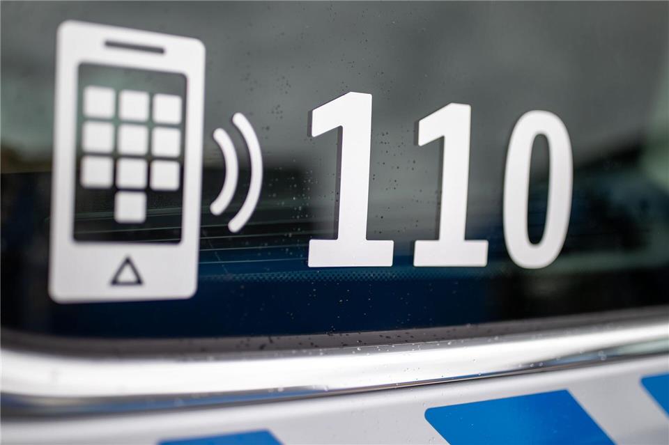 Die Nachbarn wählten den Notruf. (Symbolbild)Daniel Karmann/dpa