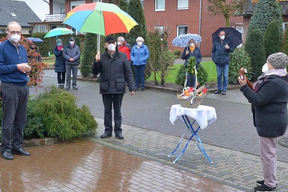 Die Nachbarschaft hat Josef Kuhlmann (links) zum Geburtstag gratuliert
