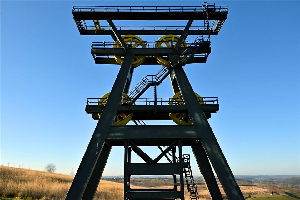 Die Nachbildung der Schachtanlage 403 im Maßstab 1:20 steht auf der Schmirchauer Höhe unweit von Ronneburg. Bis heute ist die Wismut GmbH mit Sanierungsarbeiten an früheren Uran-Standorten beschäftigt.  Martin Schutt/dpa