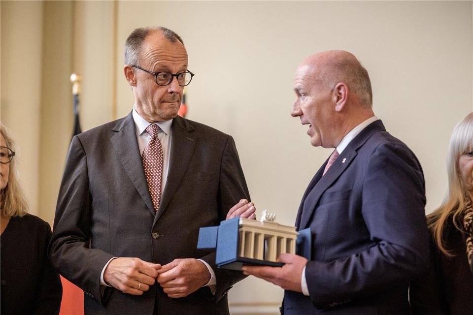 Die Nachbildung des Brandenburger Tors soll bei Kanzler Merz einen Ehrenplatz bekommen, so kündigte er es beim Besuch im Roten Rathaus an.Michael Kappeler/dpa