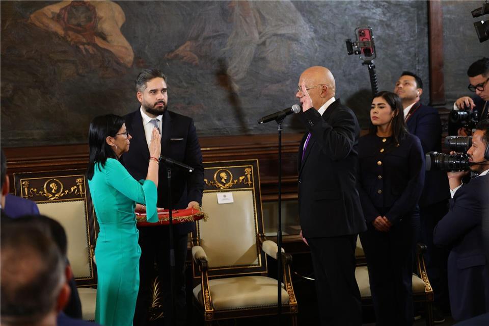 Die Nachfolgerin des von den USA festgenommenen Staatschefs Maduros, Rodríguez, legte ihren Amtseid ab.Stringer/dpa