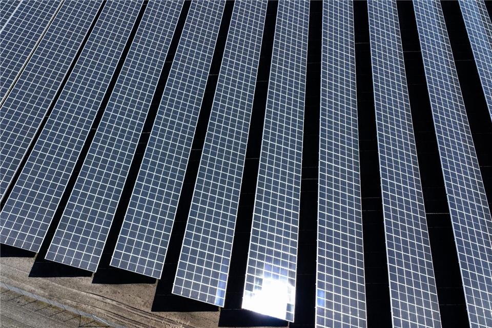 Die Nachfrage nach Anschlüssen für Erneuerbare Energien und Batteriespeichern ist sprunghaft gestiegen. (Archivbild)Christian Charisius/dpa