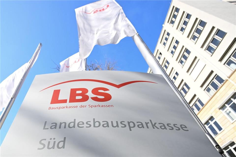 Die Nachfrage nach Bausparverträgen bei der LBS Süd ist gesunken. (Archivbild) Bernd Weißbrod/dpa