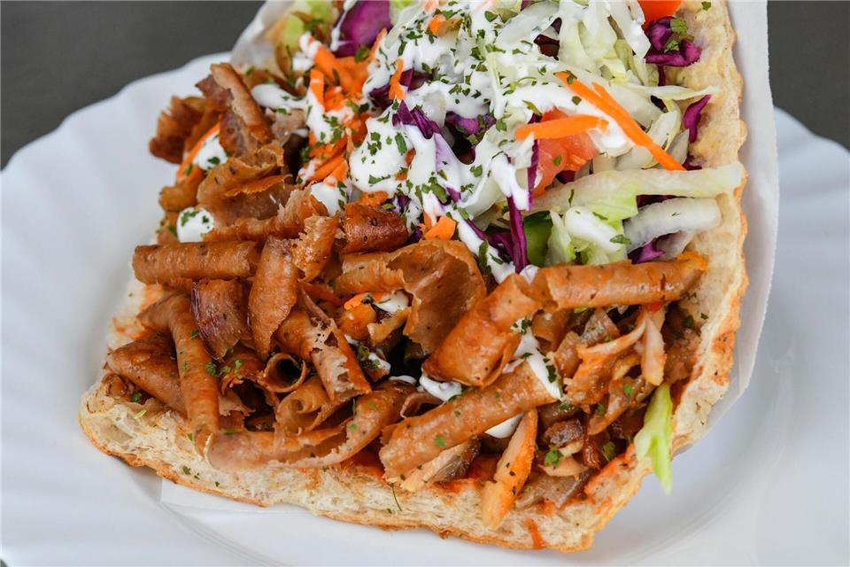 Die Nachfrage nach Döner ist trotz der gestiegenen Preise ungebrochen. (Archivbild)Patrick Pleul/dpa-Zentralbild/dpa