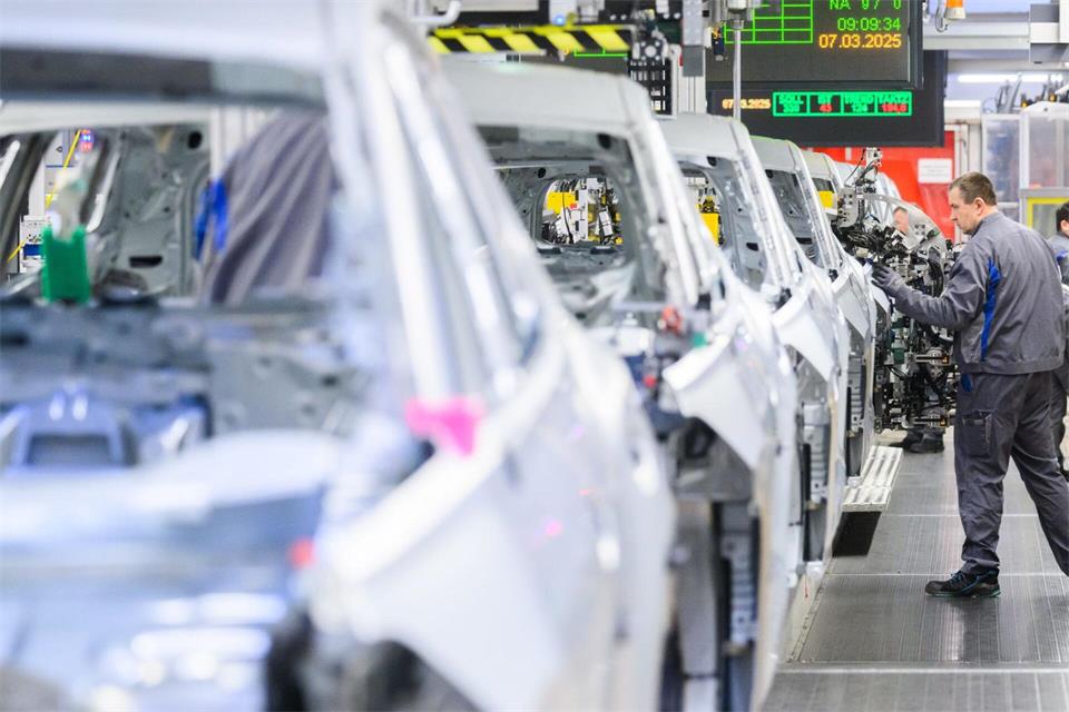Die Nachfrage nach Verbrenner sinkt. Daher werden Sonderschichten im VW-Stammwerk Wolfsburg gestrichen. (Archivbild)Julian Stratenschulte/dpa