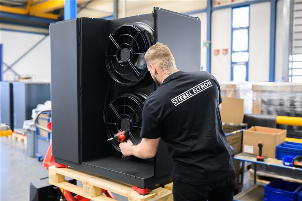 Die Nachfrage nach Wärmepumpen boomt aktuell - doch wie lange noch? (Archivbild)Julian Stratenschulte/dpa