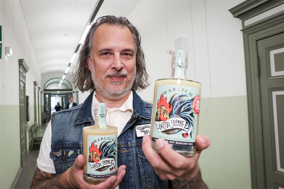 Die Nachlass Warlich GmbH vertreibt zum Ärger des Schutzverbands der Spirituosen-Industrie einen veganen Likör auf Sojabasis mit Rum unter der Bezeichnung „Likör ohne Ei“. (Archivbild) Christian Charisius/dpa