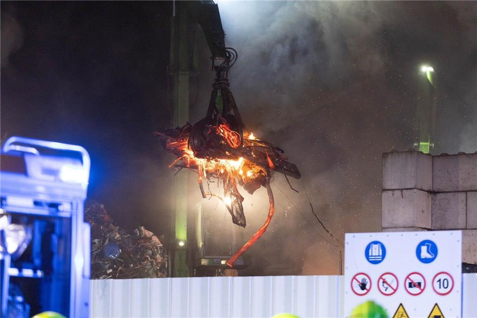 Die Nachlöscharbeiten dauerten bis in den Morgen.Jan Ohmen/dpa
