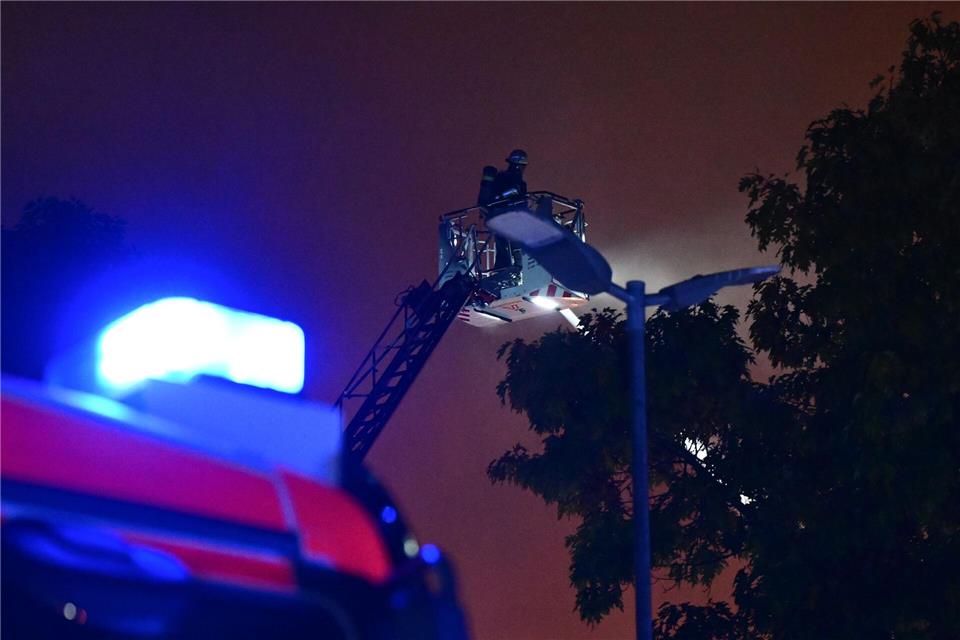 Die Nachlöscharbeiten sollen bis in die frühen Morgenstunden andauern.Bernd Weißbrod/dpa