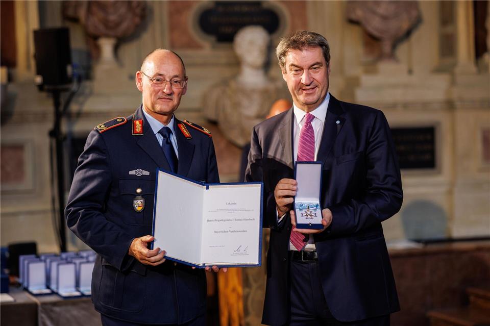 Die Nachricht dürfte Bayerns Ministerpräsidenten Söder (rechts) ebenso freuen, wie Brigadegeneral Hambach: Das Landeskommando Bayern bleibt in seiner etablierten Struktur erhalten. (Archivbild)Matthias Balk/dpa
