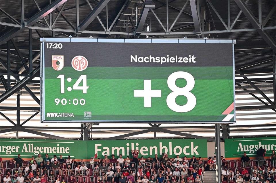 Die Nachspielzeit soll ab 2026 in den Stadien mitlaufen. (Archivbild)Harry Langer/dpa