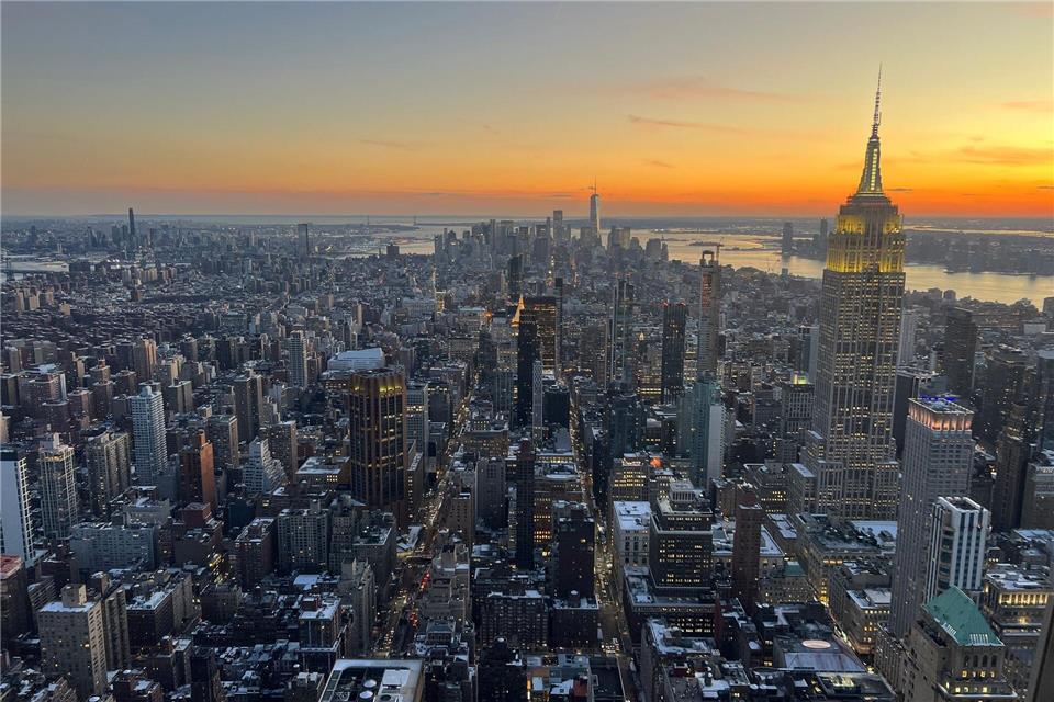 Teure beste Aussicht - New Yorks Wolkenkratzer im Wettbewerb Die Nacht legt sich über New York.Benno Schwinghammer/dpa