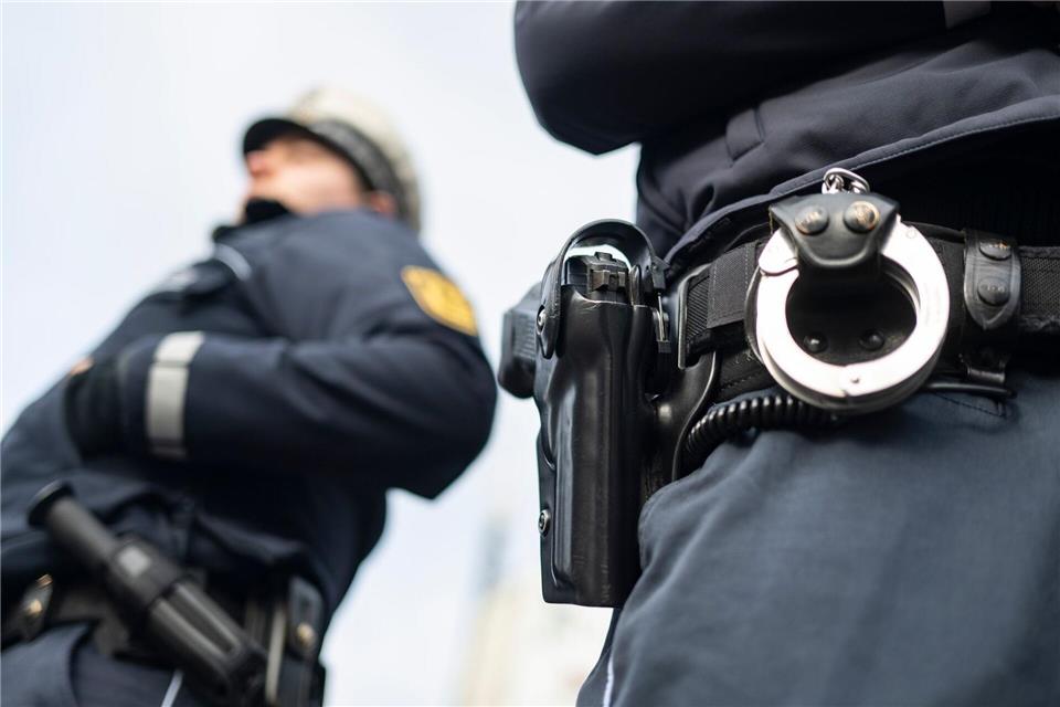 Die Nacht verbrachte der Störer in einer Gewahrsamszelle. (Symbolbild)Marijan Murat/dpa