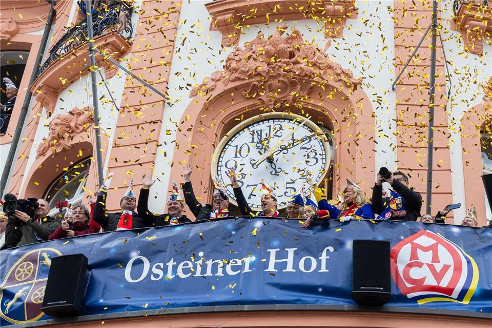 Die Närrinnen und Narren schunkeln in die fünfte Jahreszeit. (Archivbild)Lando Hass/dpa