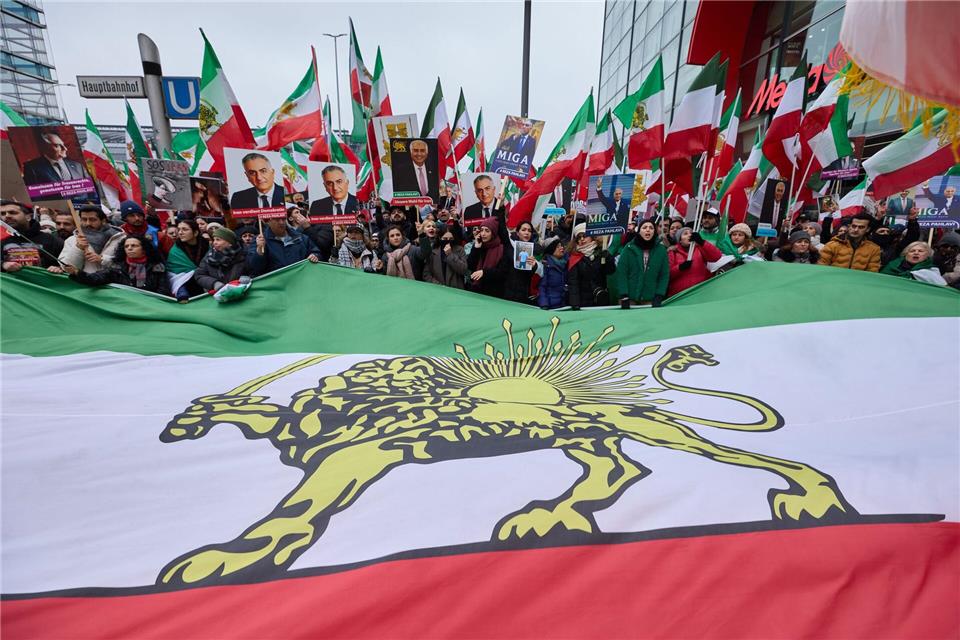 Die Nationalflagge mit dem Löwensymbol war bis zum Sturz des Schahs 1979 offiziell vom Iran verwendet worden.Georg Wendt/dpa