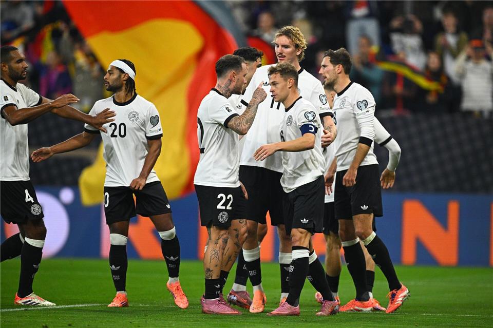 Mit Dreiklang nach Belfast: Gier, Galligkeit und gute Laune Die Nationalmannschaft erfreut wieder ihre Fans. Tom Weller/dpa