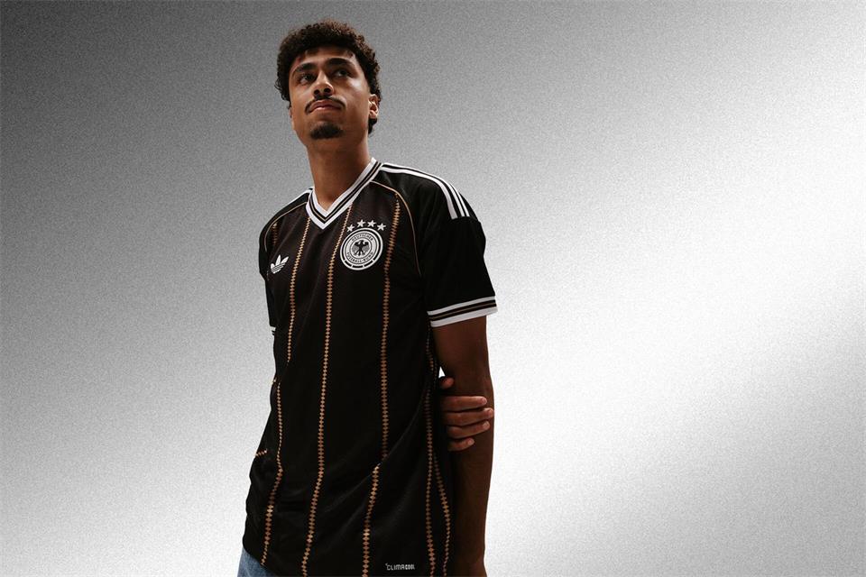 Die Nationalmannschaft trägt das Abschiedsshirt von Ausrüster Adidas früher als gedacht. -/DFB/dpa