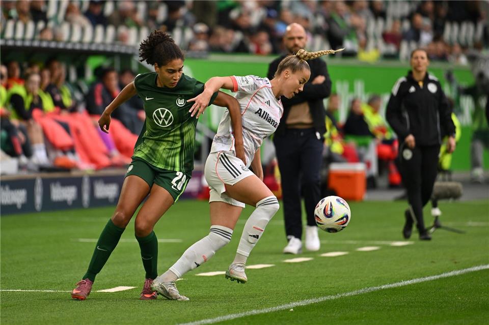 Die Nationalspielerinnen Cora Zicai (l) vom VfL Wolfsburg und Bayerns Giulia Gwinn hoffen auf einen Schub für die Bundesliga. (Archivbild)Swen Pförtner/dpa