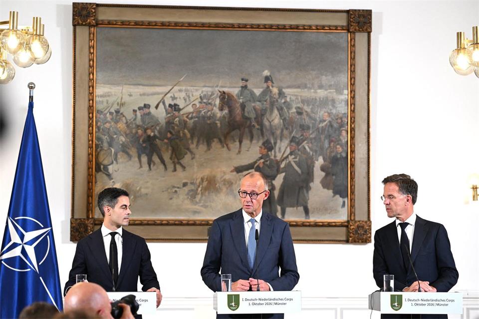 Die Nato sei seit drei Generationen die tragende Säule der „euroatlantischen“ Friedensordnung, sagt Merz. Federico Gambarini/dpa