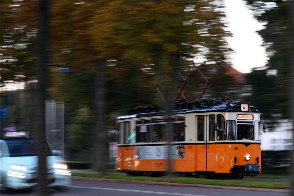 Die Naumburger Straßenbahn gehört zum Stadtbild fest dazu. (Archivbild)Hendrik Schmidt/dpa