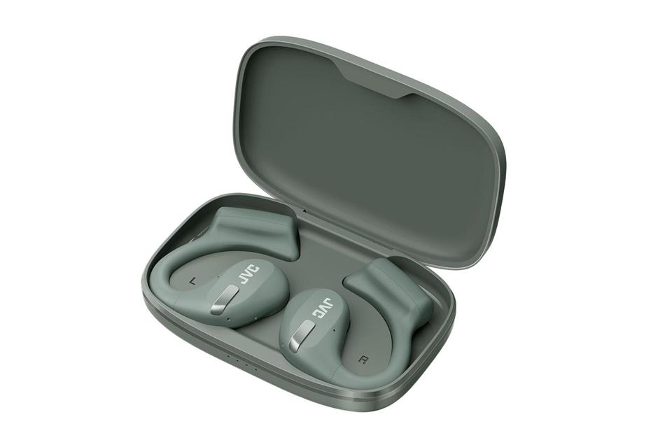 Die Nearphones HA-NP50T von JVC sind Kopfhörer, die frei vor den Ohren platziert werden und Musik und Stimmen selbst in lauten Umgebungen deutlich und mit vollem Volumen hörbar machen (ca. 129 Euro).JVC/dpa-tmn
