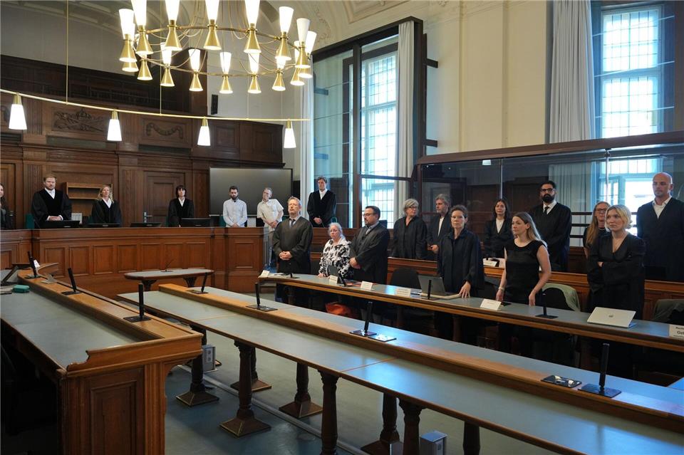 Die Nebenkläger mit ihren Anwälten im Mordprozess gegen einen Palliativarzt. Soeren Stache/dpa
