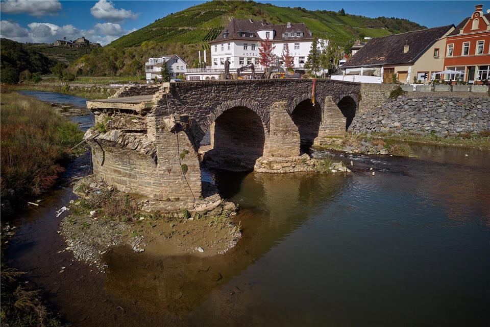 Die Nepomukbrücke in Rech wurde bei der Flutkatastrophe schwer beschädigt. (Archivbild)Thomas Frey/dpa