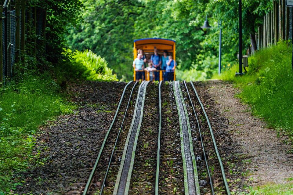Die Nerobergbahn bringt seit 1888 Menschen auf den Wiesbadener Hausberg. (Archivbild)Andreas Arnold/dpa