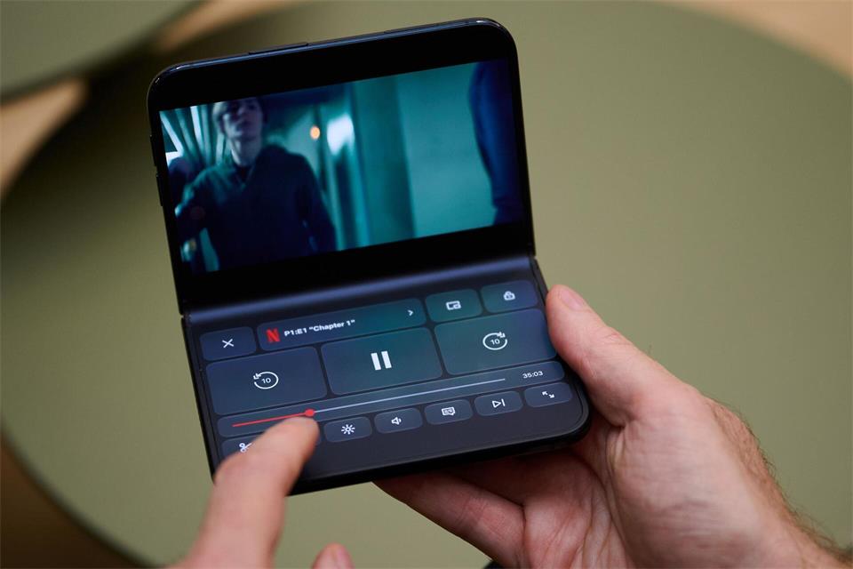 Die Netflix-App blendet in halb-gefaltetem Zustand Bedienelemente auf einer Hälfte des Innendisplays ein.Zacharie Scheurer/dpa-tmn