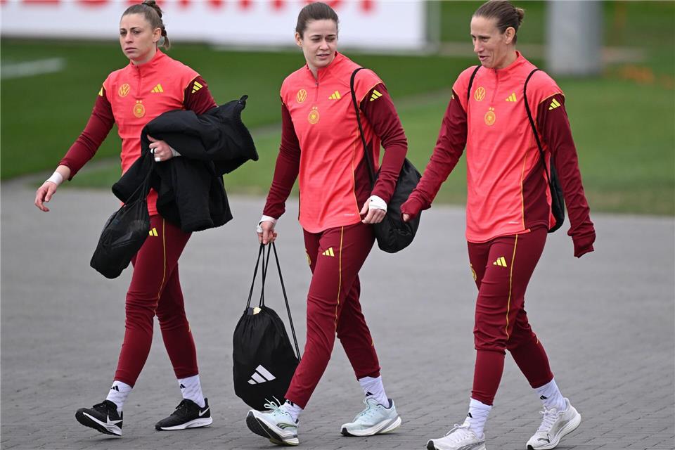 Die Neu-Leverkusenerin Rafaela Borggräfe (links) im Kreis der Nationaltorhüterinnen. (Archivbild).Arne Dedert/dpa