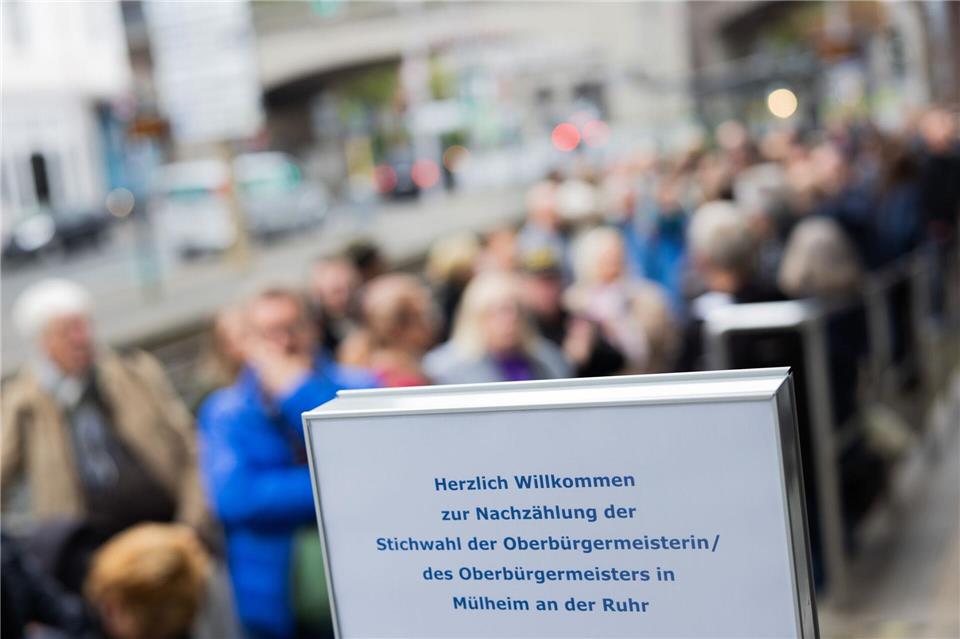 Die Neuauszählung findet unter den Augen interessierter Bürgerinnen und Bürger statt. Rolf Vennenbernd/dpa