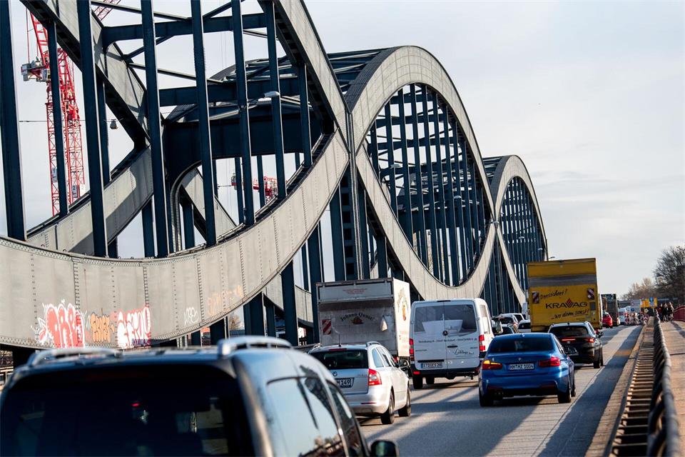 Die Neuen Elbbrücken sollen durch die provisorische neue Freihafenelbbrücke entlastet werden. (Archivbild)Daniel Bockwoldt/dpa
