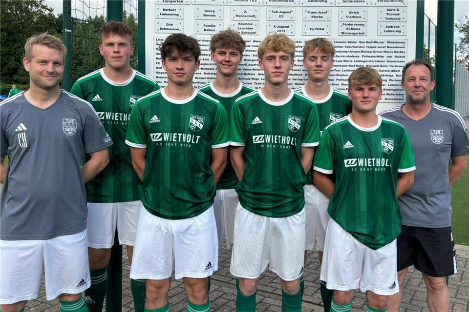 Die Neuen beim TuS Velen mit ihren Übungsleitern (von links): Co-Trainer Claus Heinze, Julius Hense, Brian Blömen, Leonhard Vens, Justus Revers, Mats Elferink, Kenneth Thebing-Barrier und Trainer Denis Koopmann.