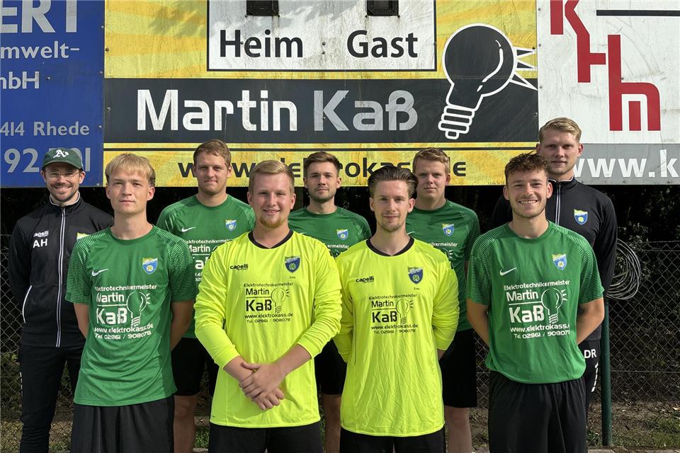 Die Neuen im Kader des RSV Borken: Co-Trainer Alex Höing (links) und Trainer David Reckmann (rechts) mit (hinten von links) Aaron Deckers, Waldemar Walter und David Schulze-Mengering sowie (vorne von links) Max Kamperschroer, Adrian Anschlag, Joel Kerff und Jannik Börnemeier. Es fehlt: Jonas Föcker.