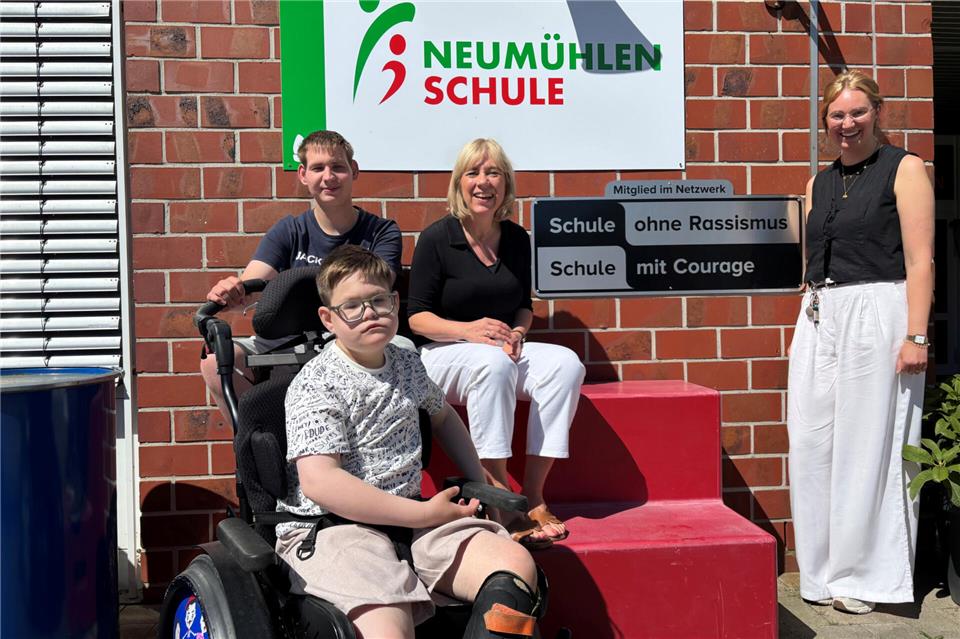 Die Neumühlenschule gehört seit Februar dem Netzwerk „Schule ohne Rassismus - Schule mit Courage“ an: Ann-Christine Alferding (rechts) und Silke Nürnberg freuen sich mit den „Rolli-Buddies“ Henning Lemke (vorn) und Josef Lenting.