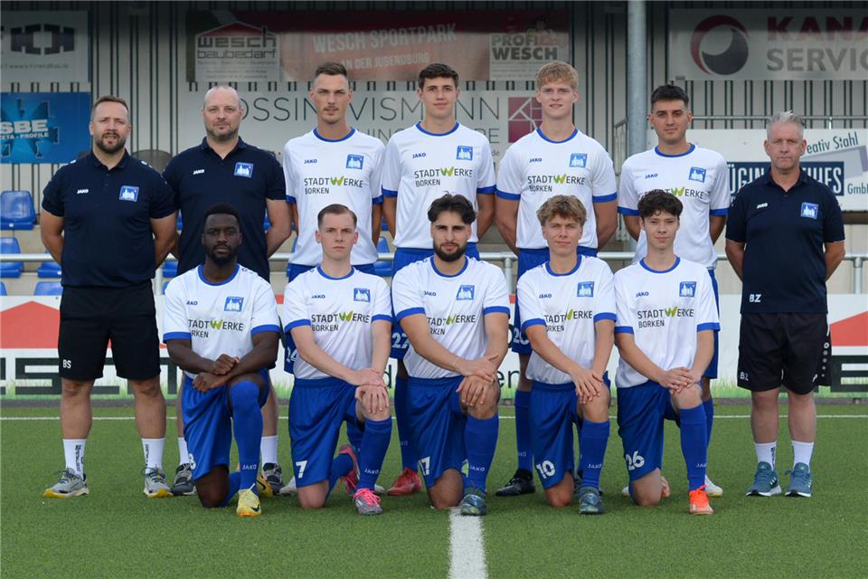 Die Neuzugänge mit den Trainern der Westfalia Gemen (hintere Reihe von links): Georg Geers, Björn Stege, Tim Bröcking, Jan-Frederik Büning, Max Derksen, Albashek Abdul Rahman Dawara, Bert Zielinski. Vordere Reihe von links: David Ssebuliba, Fynn Borremans, Ahmet Salih Özyigit, Joris Keizers und Fabien Beyer. Es fehlt Eren Kosar.
