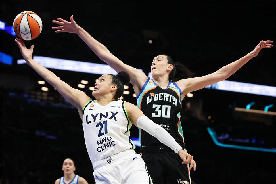 Die New York Liberty um Star-Spielerin Breanna Stewart haben sich in der ersten Playoff-Runde durchgesetzt.Heather Khalifa/AP/dpa