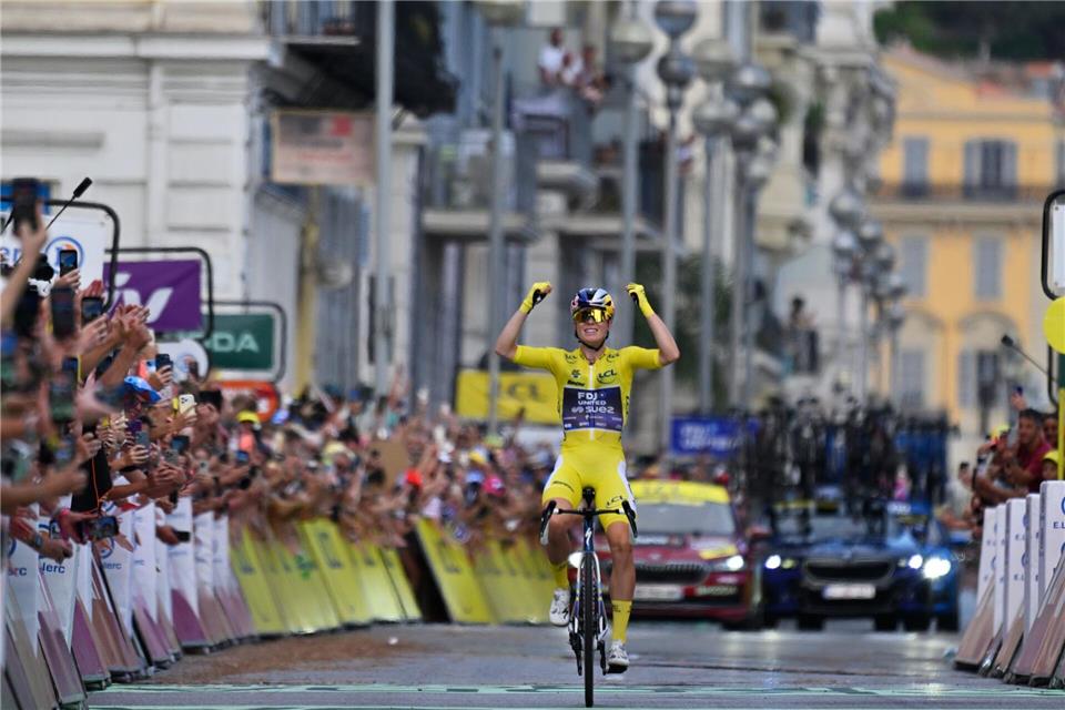 Die Niederländerin Demi Vollering jubelt beim Überqueren der Ziellinie über den Gesamt- und Etappensieg bei der Tour de France der Frauen.Philippe Magoni/AP/dpa
