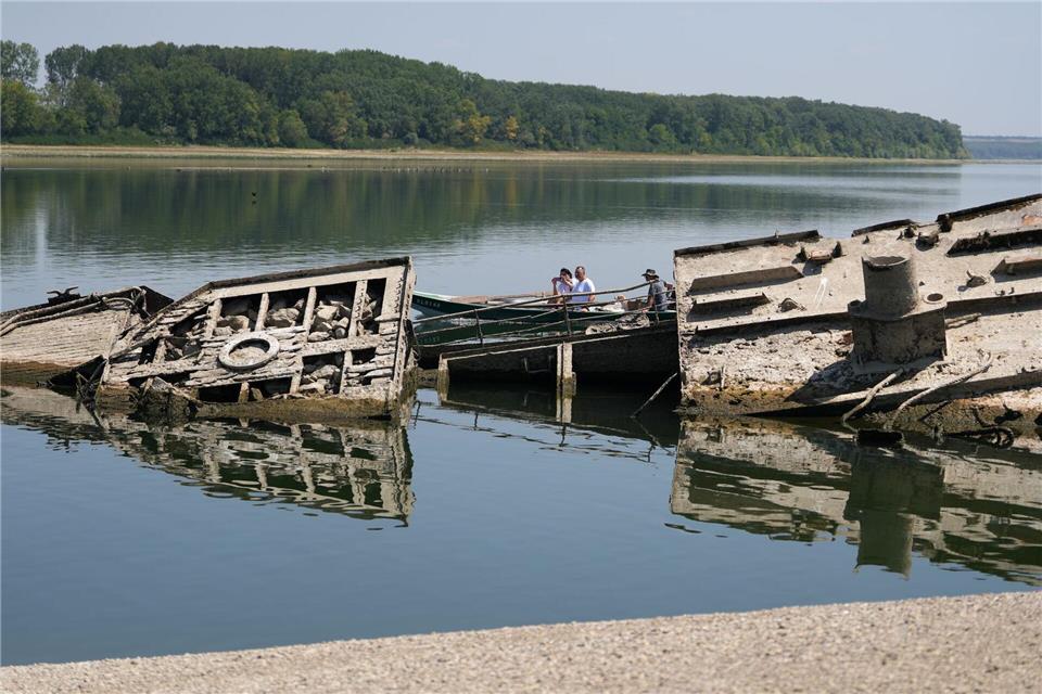 Die Niedrigwasser führende Donau legt in Serbien die Wracks von Kriegsschiffen der Nazi-Marine frei. Darko Vojinovic/AP/dpa