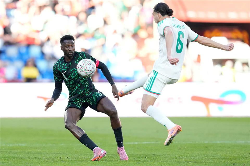 Die Nigerianer um Wilfred Ndidi (l) haben sich gegen Algerien ins Halbfinale gekämpft.Themba Hadebe/AP/dpa