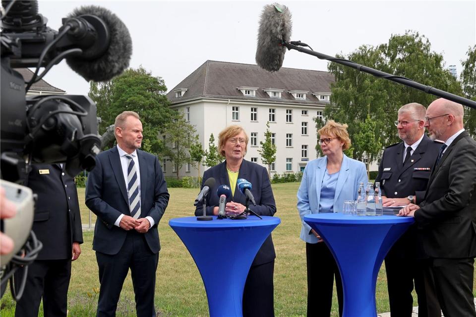 Die Nord-Innenministerrunde tagte in Rostock (von links nach rechts): Andy Grote (SPD), Sabine Sütterlin-Waack (CDU), Daniela Behrens (SPD), Jörg Nero vom Landesfeuerwehrverband Schleswig-Holstein und Christian Pegel (SPD).Bernd W�stneck/dpa