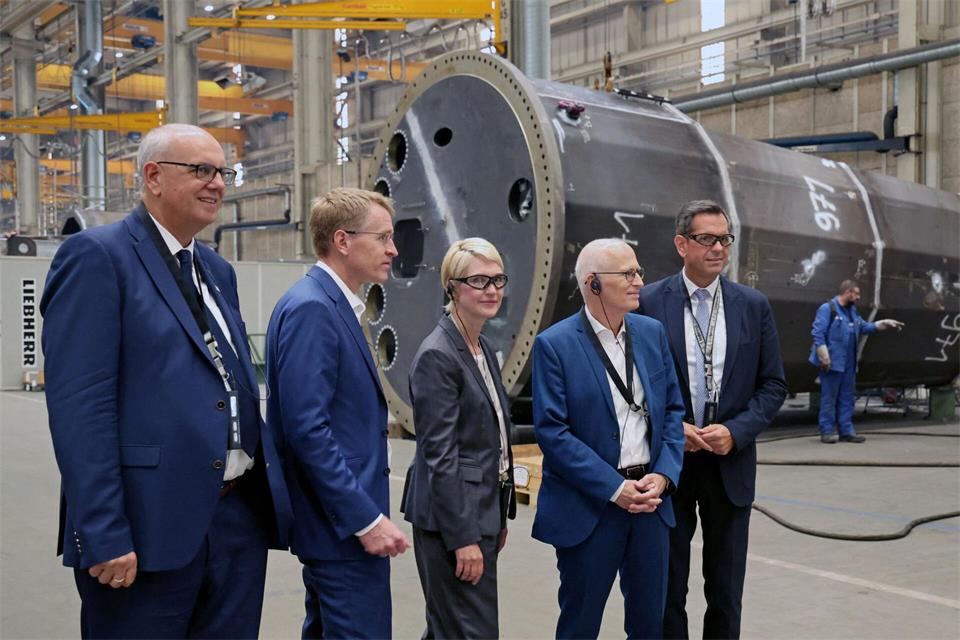 Die Nord-Regierungschefs besuchten den Standort von Liebherr in Rostock.Bernd Wüstneck/dpa
